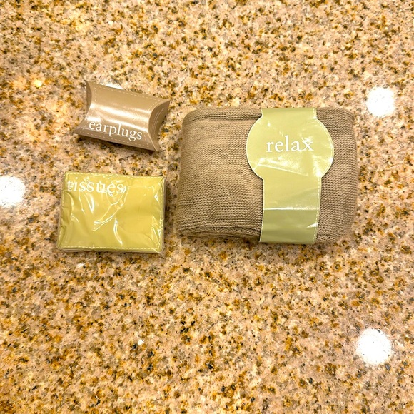 VINTAGE ❤️DELTA AIRLINES ZIPPER  TOILETRIES CASE WITH SOCKS, EARPLUGS & TISSUES - Picture 4 of 7